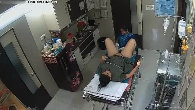 Desi Bhabhi In Clinic House-Keeper Shaving Her Pussy